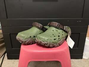 Crocs All-Terrain Atlas Clog in Army Green/Espresso size 7 m/9w